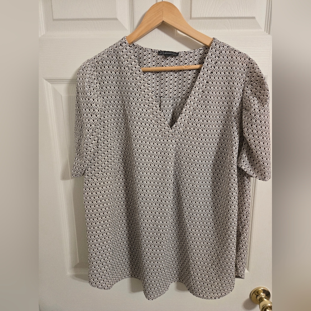 Adrianna Papell Black and White Geometric V-Neck Short Sleeve Top